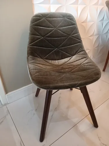 Cadeira Eames estofada em veludo