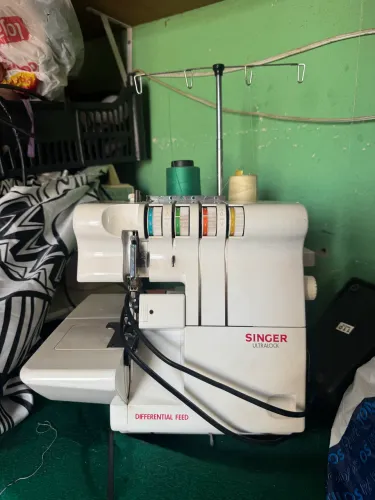 Maquina de costura overlock Singer Ultralock modelo 14U454B