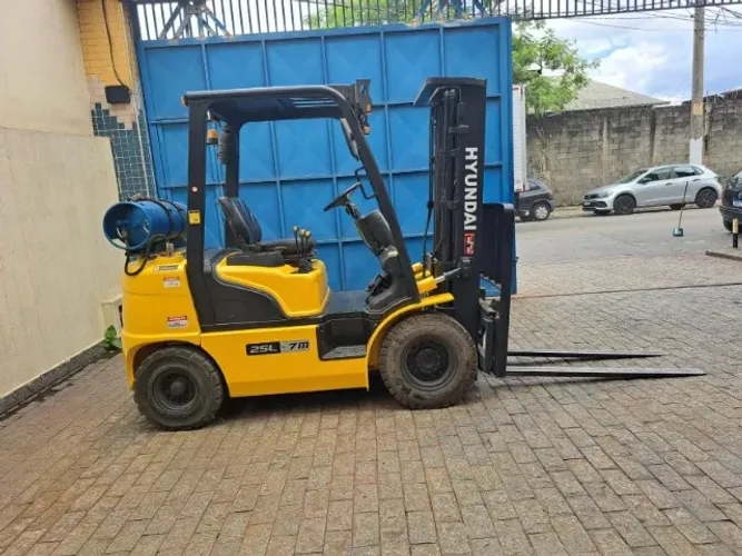 EMPILHADEIRA HYUNDAI 25L-7