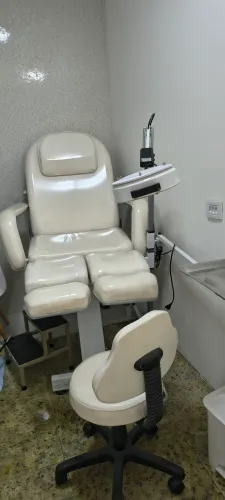 Cadeira de podologia e estética (manual) com luminária e exaustor, duas bandejas e mocho.