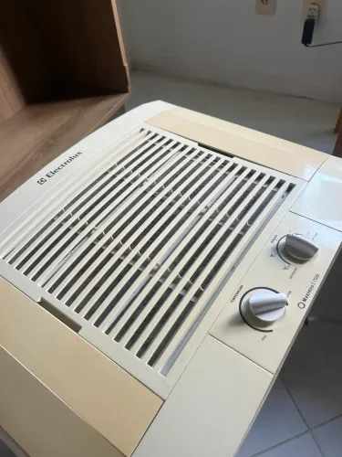 Ar condicionado de janela Electrolux Maximus 7.500 BTUs, em bom estado de funcionamento.