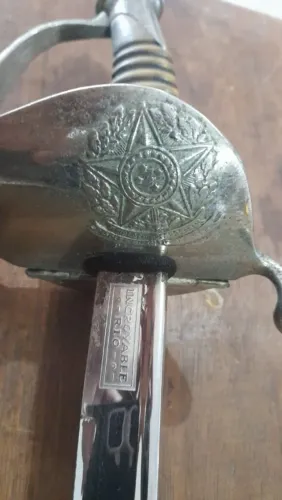 Espada antiga de estilo militar