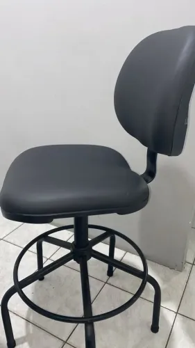 Cadeira de Escritório Caixa Alta Balcão Executiva Courvin com Rodízios
