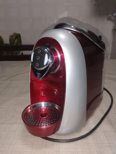 CAFETEIRA DESAPEGO Três Corações, semi-nova, vermelha