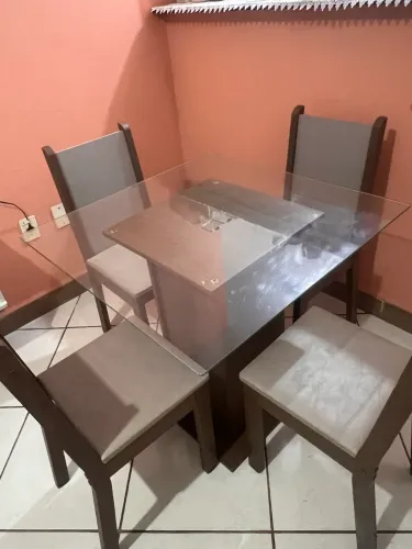 Vendo mesa d vidro 4 cadeira 