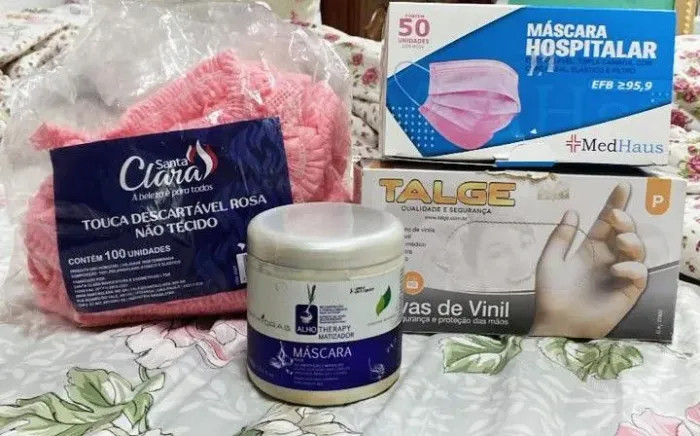 Máscaras, toucas, luvas e máscara capilar para loiras.