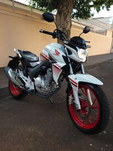 Honda CB Twister 250 2022 Flex com acessórios