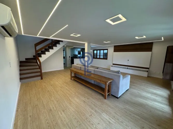 Casa em condomínio fechado- 4 dorm sendo 1 suite