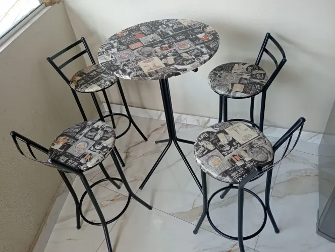 MESA BISTRÔ SEMI-NOVA COM 4 cadeiras... Bairro serrano BH
