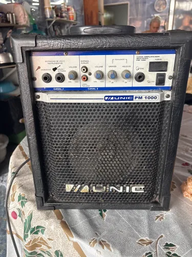 Caixa amplificada Via UNIC PM 1000 para guitarra e teclado