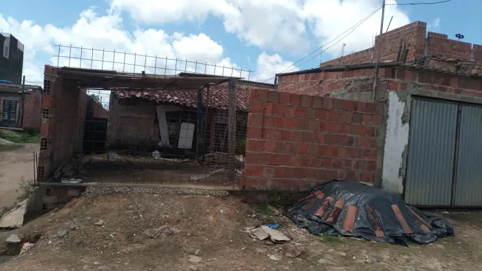 Terreno de esquina pra três ruas