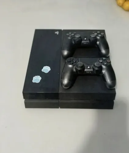 PlayStation 4 (PS4) 500GB Jet Black + 2 Controles Originais + Caixa (Completo)