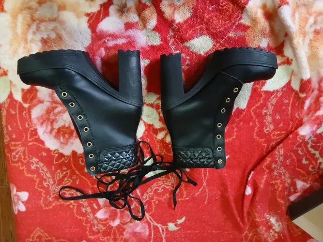 Botas com salto alto 