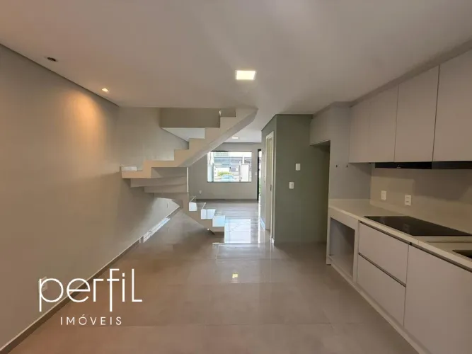 Casa à venda em Joinville-SC, bairro Glória: 2 quartos, 2 suítes, 2 salas, 3 banheiros, 2