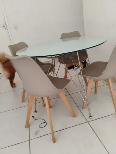 Mesa laqueada de vidro base de aço 4 cadeiras