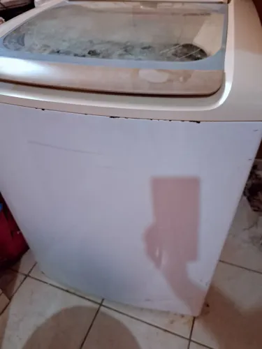 Máquina de lavar roupa com defeito para retirar peça