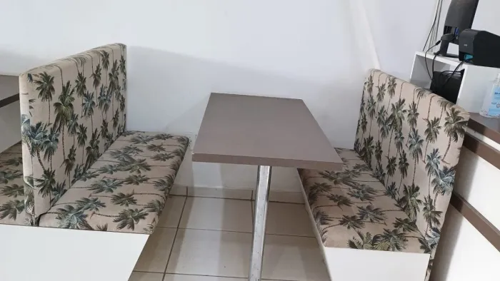 Vendo conjunto de mesas e bancos + caixa
