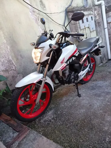 Titan 160s edição especial rodas vermelhas. 