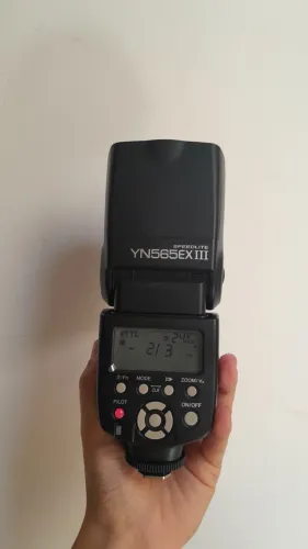 Flash Yongnuo YN565EX III + Carregador Duracell e 4 Pilhas Recarregáveis
