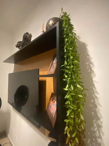 Painel para TV Moderno Amadeirado e Preto com Nichos | R$ 299,00