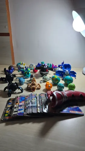 Lote 30 Bakugans + Lançador e Cartas