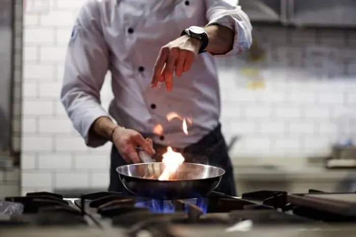 Precisa-se de Cozinheiro ou Cozinheira