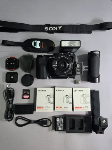 Câmera Sony ZVE10 com Lente 16-50MM e Acessórios (Pouco Uso)