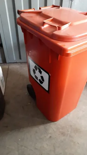LIXEIRA COLETOR CARRINHO 240 LITROS LARANJA