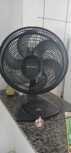 Estou vendendo ventilador, ele ta em ótimo estado funciona, mas porém ta travando