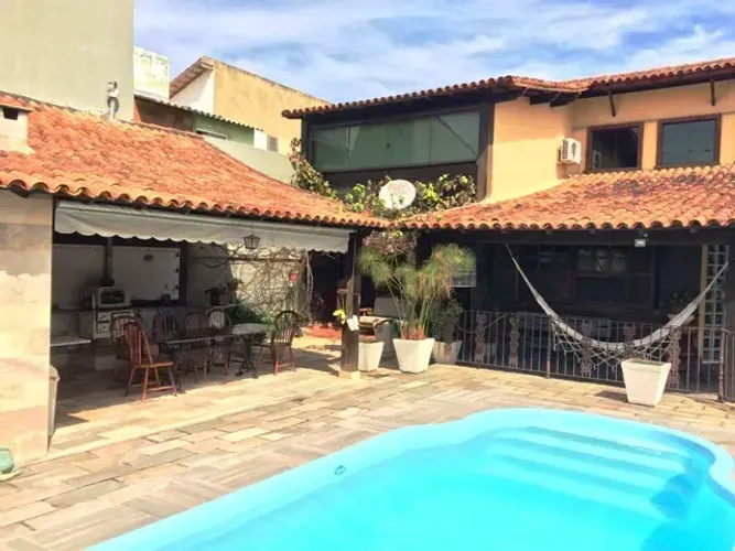 Casa Independente Duplex com Piscina, Sauna e Excelente Potencial Comercial