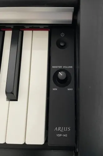 Piano digital Yamaha 142b