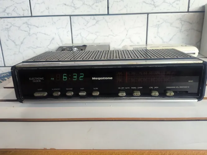 Relógio despertador eletrônico vintage da marca Megatone (SÓ FUNCIONA RELÓGIO,RÁDIO NÃO)