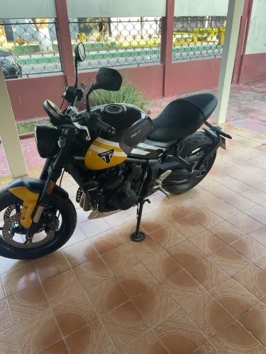 Moto esportiva único dono