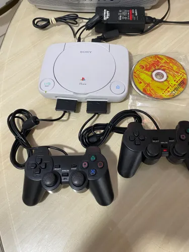 Ps One Acompanha Audio E Video e Fonte + 5 Jogos + 2 Controles