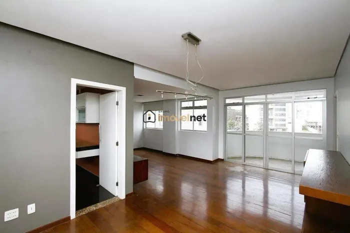 Amplo Apartamento com 3 Quartos e Excelente Localização.
