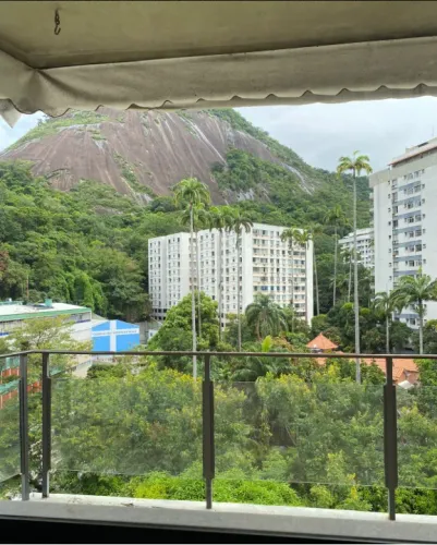 Apartamento de 80 m² no Cosme Velho com varanda, vista verde e 1 vaga
