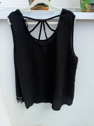 Blusa Preta Plus Size com Tiras nas Costas Eagle Rock - Tamanho G3