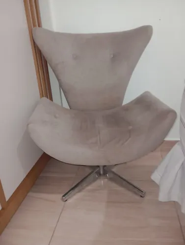 Poltrona Decorativa Giratória Ísis (Estilo Egg) - Tecido Suede Bege/Capuccino