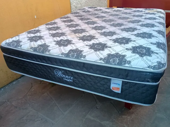 Colchão de molas ensacadas, tamanho casal.
