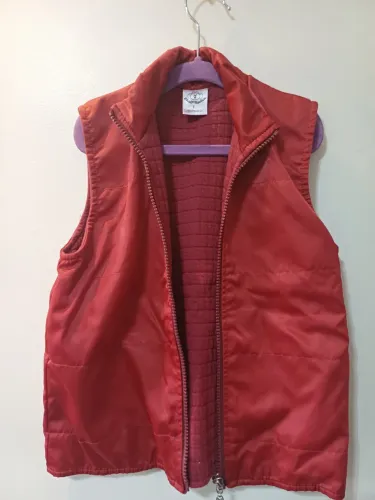Colete infantil Lilica Ripilica vermelho com forro sem bolso, semi-novo.