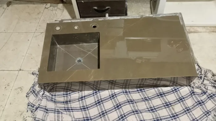 Vende se pia para banheiro
