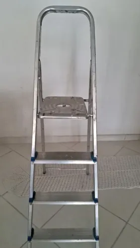 Escada de alumínio 4 degraus