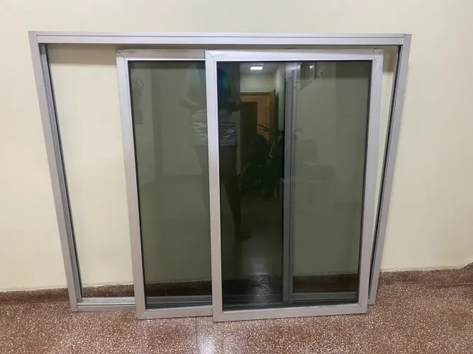 Janela alumínio com folhas de correr com película
