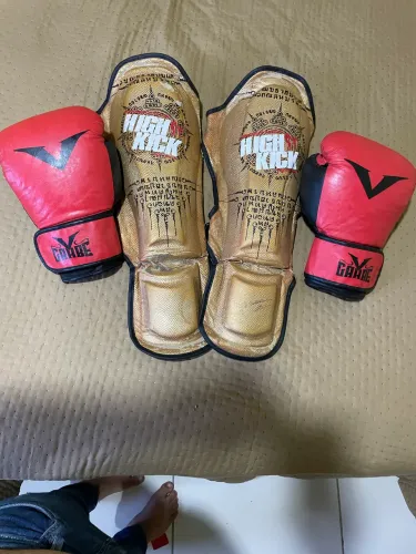 Kit de luva e caneleira de Muay Thai