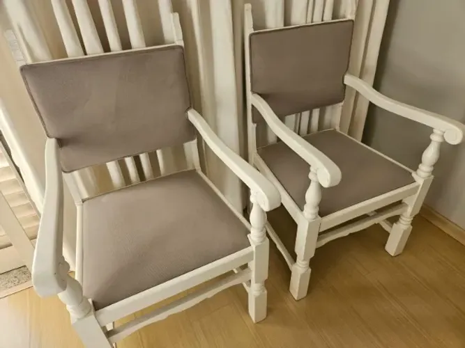 Par de Cadeiras de Madeira Brancas com Suede Cinza e Braços