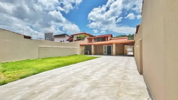Casa térrea com 4 dormitórios na região Central de Caraguatatuba