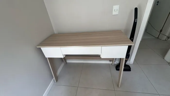 Escrivaninha, mesa de escritório 