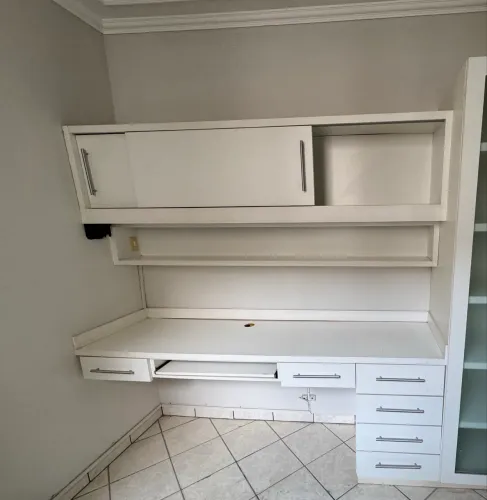 Mesa e armário de escritório planejado 