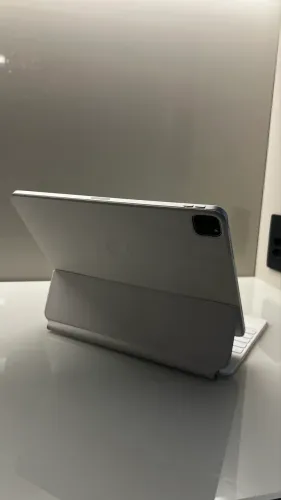 iPad Pro 12,9 polegadas 5a Geração (M1) 128gb + Apple Magic Keyboard
