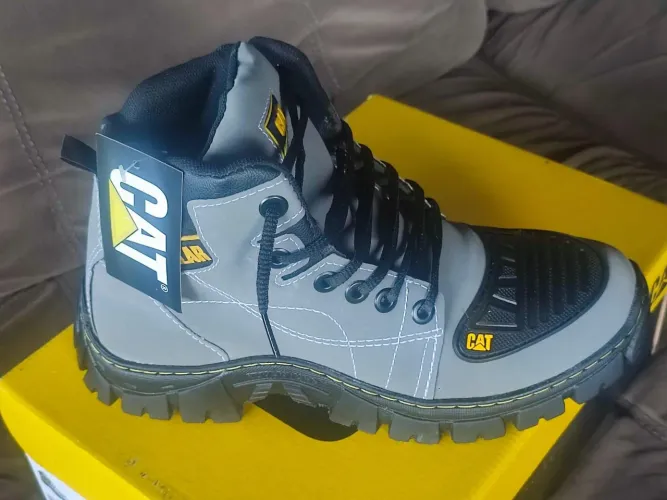 Bota Caterpillar Cinza